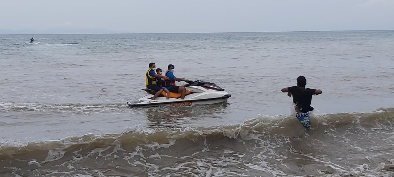 POTENSI DESA WISATA: Seorang pengunjung bermain permainan water sport di Pantai Senggigi, beberapa waktu lalu. Inilah salah satu potensi yang dimiliki Desa Wisata bisa untuk dikembangkan. (NURUL/LOMBOK POST)