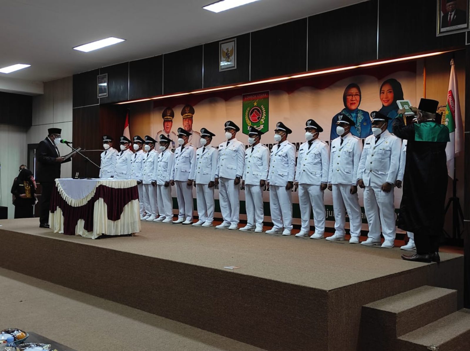 Bupati Lombok Utara H Djohan Sjamsu (kiri) mengambil sumpah jabatan 14 kepala desa terpilih, di Aula RSUD KLU. (Ferial/Lombok Post)