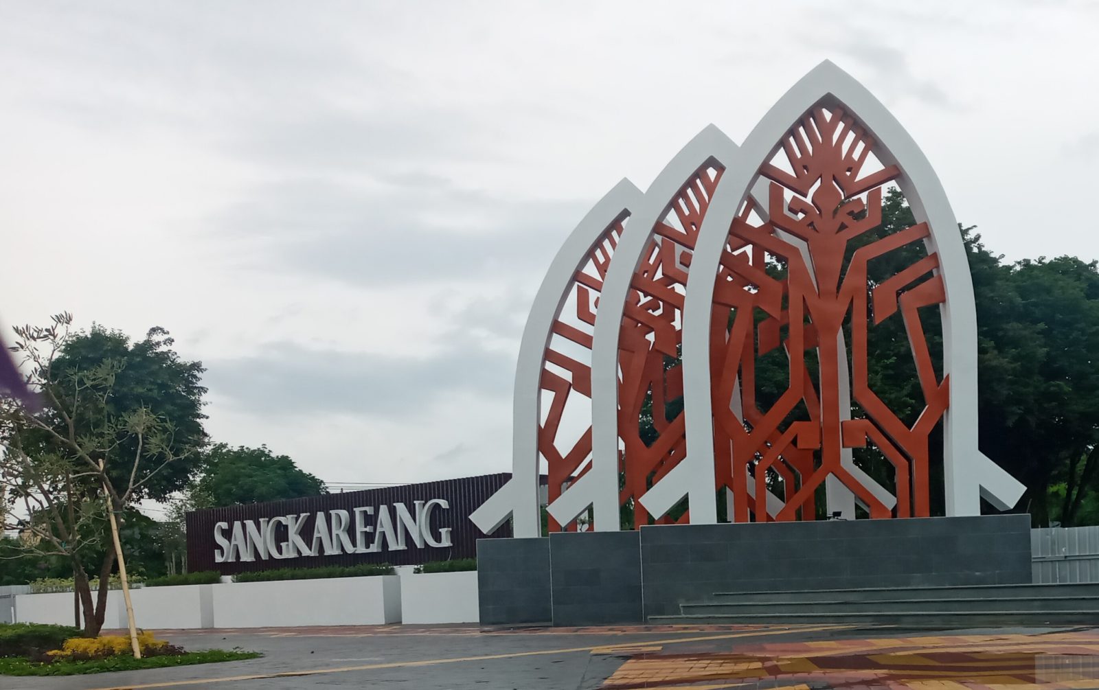 IKON BARU: Penataan Taman Sangkareang terlihat cukup bagus dengan ornamen lumbungnya, kemarin. Tempat ini akan menjadi ikon baru Kota Mataram.