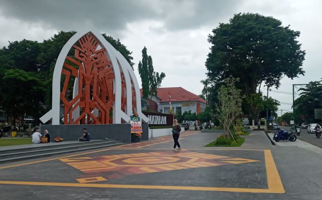 JADI PERHATIAN: Seorang warga berdiri di plaza Taman Sangkareang Kota Mataram, kemarin. Tempat yang terlihat indah ini dimanfaatkan masyarakat untuk swafoto.(ROJAI/LOMBOK POST)
