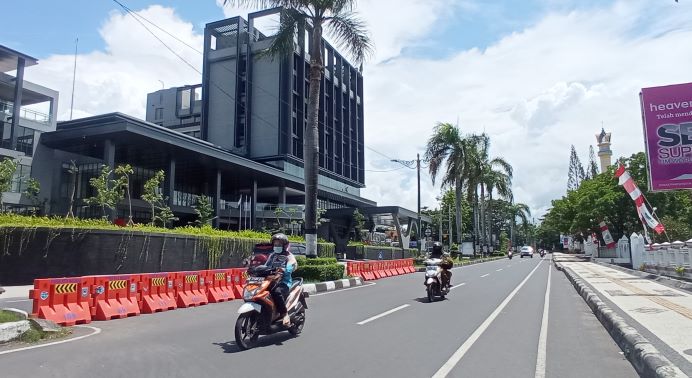 DITUTUP: U-Turn di Jalan Udayana depan Hotel Prime Park ditutup oleh Dishub Kota Mataram, kemarin (21/1).( TONI/LOMBOK POST)
