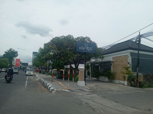 SAMBUT MOTOGP: Salah satu hotel di Kota Mataram menyambut kedatangan penonton MotoGP yang akan dilaksanakan Maret mendatang. Pesanan hotel melati di Kota Mataram hingga kini masih sepi.( ROJAI/LOMBOK POST)