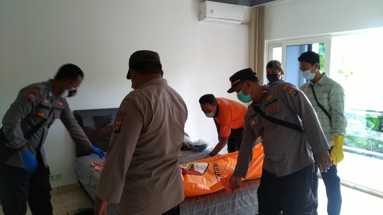 EVAKUASI JENAZAH: Tim Polsek Pemenang melakukan evakuasi jenazah WNA Swiss yang ditemukan tewas di salah satu apartemen, yang ada di Dusun Setangi, Desa Malaka Kecamatan Pemenang, Selasa (4/1).