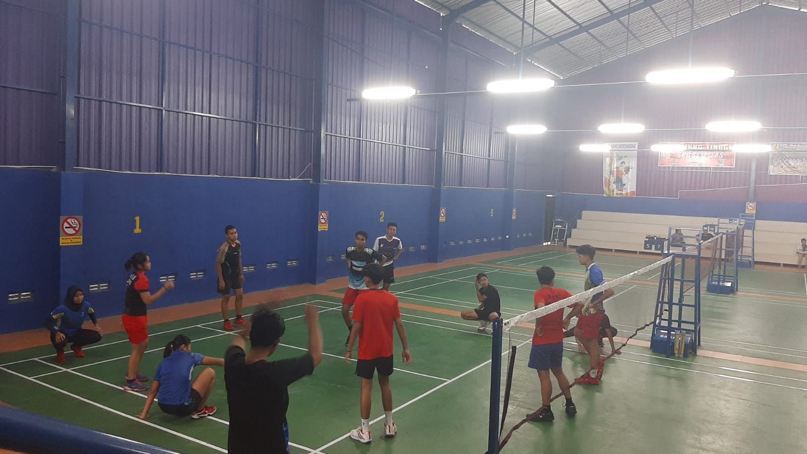 PERSIAPAN: Atlet bulutangkis NTB menjalani pemusatan latihan daerah sebelum turun mengikuti seleknas pelatnas PBSI 2022 yang dimulai hari ini.