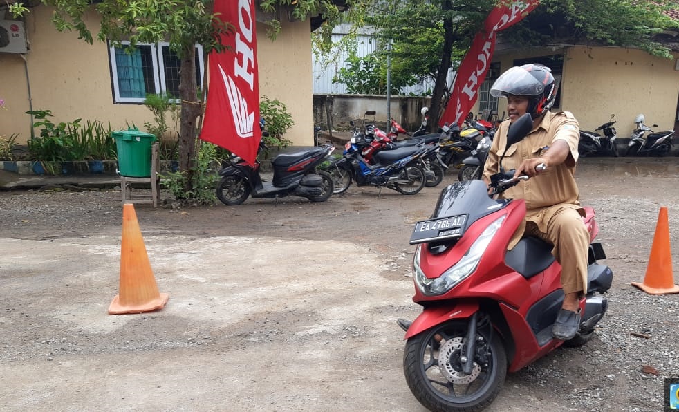 SERU: karyawan Dinsos Sumbawa saat testride Honda PCX, Senin (10/1). (Honda for Lombok Post)