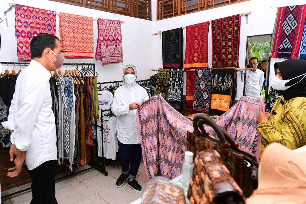 BORONG: Presiden Joko Widodo, bersama Ibu Negara Iriana Joko Widodo (baju putih) mengunjungi salah satu gerai, di Bazaar Mandalika, Kamis (13/1). (INSTAGRAM JOKOWI)