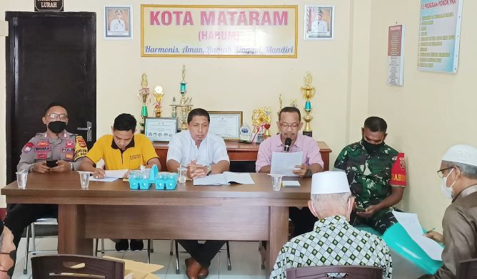 TEMUI WARGA: Lurah Gomong Muhammad Ilham saat menemui warga di Kantor Lurah pekan lalu.( IST/LOMBOK POST)