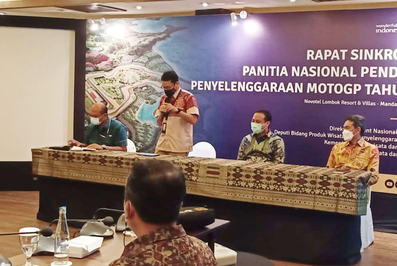 RAPAT PERSIAPAN: Menperekraf Sandiaga Salahuddin Uno (berdiri) memimpin rapat kesiapan penyelenggaraan MotoGP di Novotel Resort, Kuta Mandalika, Selasa (11/1) malam. (Dedi/Lombok Post)