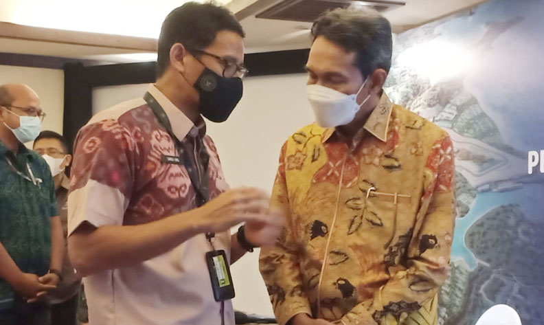 BERBISIK: Menperekraf Sandiaga Salahuddin Uno (kiri)berbincang dengan Wakil Bupati Lombok Tengah HM Nursiah, Selasa (11/1) malam. (Dedi/Lombok Post)