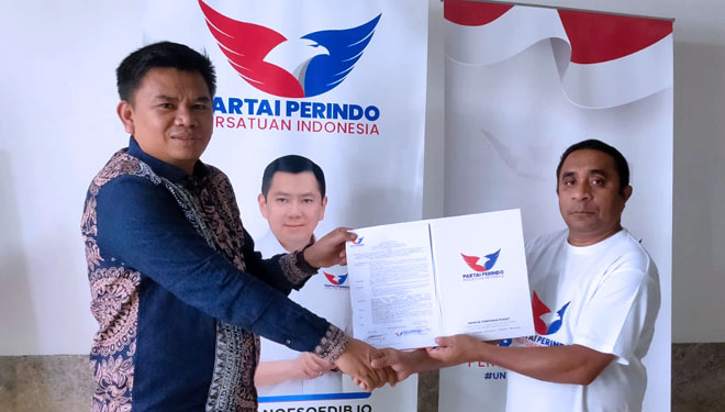 MOMEN ISTIMEWA: Kepala Sekretariat DPP Perindo Abdul Munawar (kanan) menyerahkan SK DPP kepada Lalu Athari  (kiri), sebagai Ketua DPW Perindo NTB, Sabtu (22/1).( ATHARI FOR LOMBOK POST )