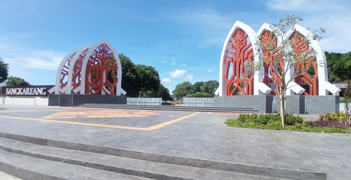 DIRESMIKAN: Plaza Selatan Taman Sangkareang yang dibangun dengan anggaran Rp 1,9 Miliar diresmikan Jumat (28/1) malam.