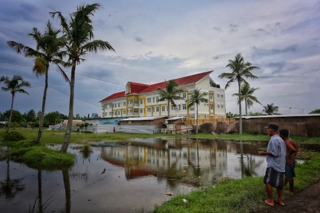 AKAN DITEMPATI: Dua orang warga melihat Rusunawa Nelayan di Kelurahan Bintaro, Kecamatan Ampenan yang terlihat megah, kemarin. IVAN/LOMBOK POST)