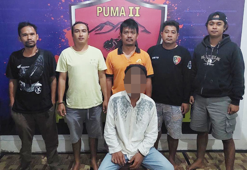DITAHAN: Tersangka AI (duduk/tengah) usai ditangkap Tim Puma Polres Bima Kota. (Polres Bima Kota for Lombok Post)