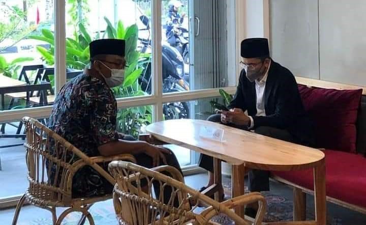 SAHABAT LAMA: Gubernur NTB Zulkieflimansyah (membelakangi kamera) dan HM Zainul Majdi, ngopi di Bonum Coffee, Sayang-sayang, Mataram. (FACEBOOK BANG ZUL ZULKIEFLIMANSYAH)