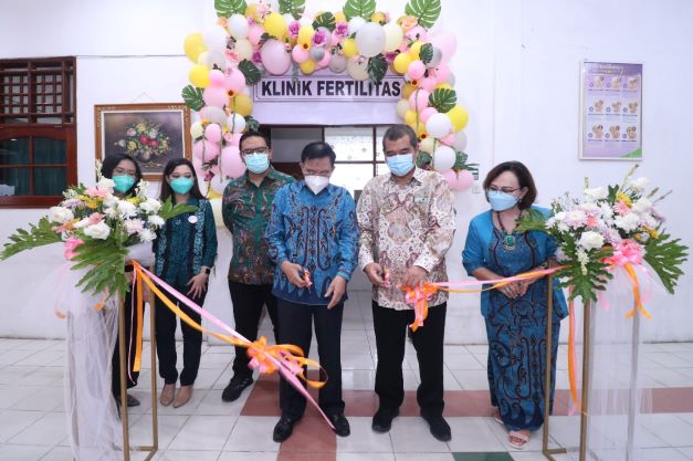 KLINIK FERTILITAS: Kepala Dinas Kesehatan Kota Mataram dr Usman Hadi bersama Owner RSIA Tresna dr H Damanik Sp.OG menggunting pita peresmian dibukanya Klinik Fertilitas Indonesia di RSIA Tresna, Sabtu (22/1).