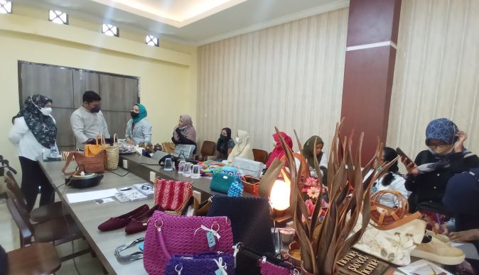 CEK KUALITAS: Pihak Uniqlo bekerja sama dengan Dinas Koperasi dan UMKM Kota Mataram melakukan kurasi terhadap sejumlah UMKM yang ada di Kota Mataram di gedung lantai II Mataram Craft Center (MCC), kemarin (19/1). (TONI/LOMBOK POST)