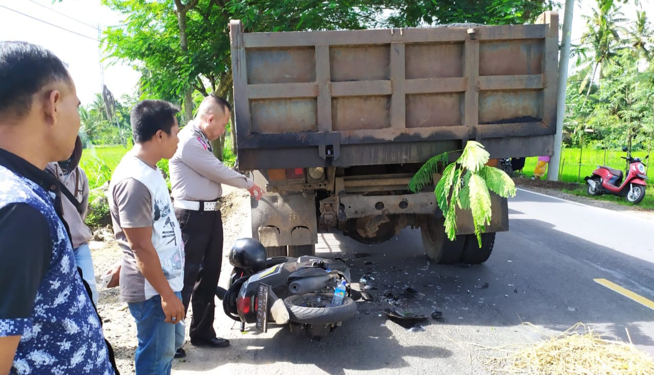 OLAH TKP: Personel Satlantas Polres Loteng saat menunjukkan lokasi lakalantas di jalan raya Dasan Baru, Desa Dasan Baru, Kecamatan Kopang, Jumat (7/1).