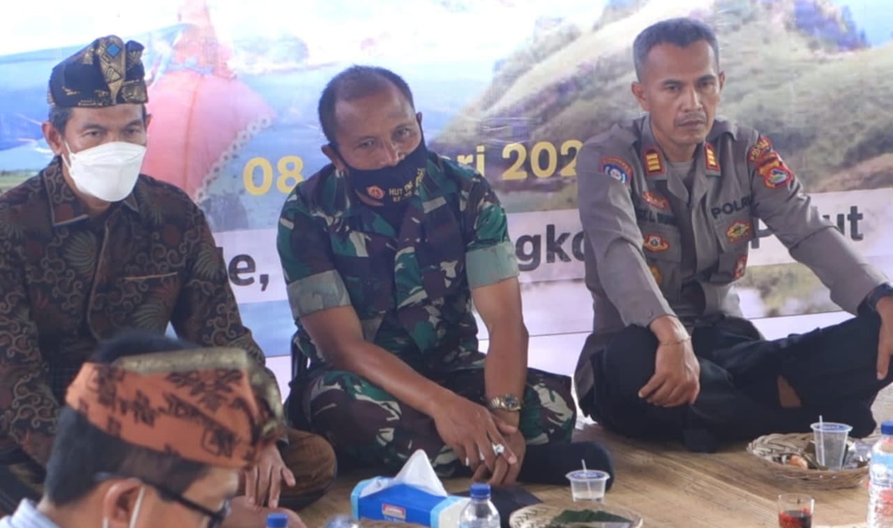 SANGKEP WARIGE: Wakil Bupati Loteng HM Nursiah (kiri) saat menghadiri sangkep warige atau musyawarah penentuan wakty bau nyale di Desa Wisata Ende, Desa Sengkol, Kecamatan Pujut, Loteng, Sabtu (8/1). (Dedi/Lombok Post)