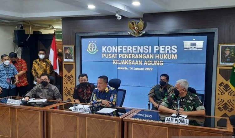 Jaksa Agung Muda Tindak Pidana Khusus (Jampidsus) Kejaksaan Agung Febrie Adriansyah (tengah) menyampaikan rilis tentang penyidikan kasus dugaan korupsi proyek satelit Kementerian Pertahanan (Kemenhan) di Kejaksaan Agung, Jakarta, Jumat (14/1). (ANTARA/Lai