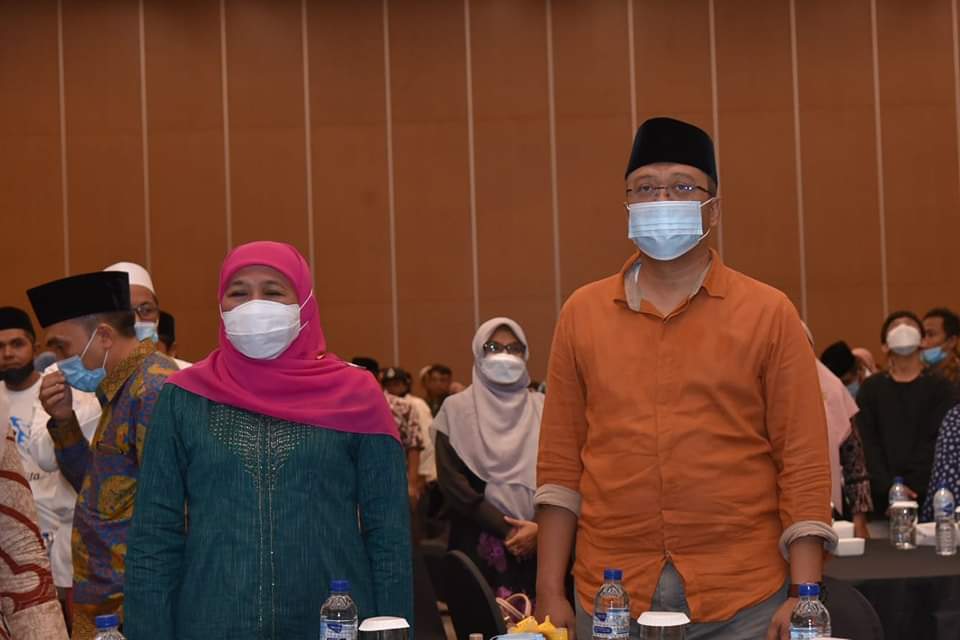 DIDORONG BERPASANGAN: Suasana kebersamaan Gubernur Jawa Timur Hj Kofifah Indah Parawansa (kiri) bersama Gubernur NTB H Zulkieflimansyah (kanan) belum lama ini. (Dewi/Lombok Post)