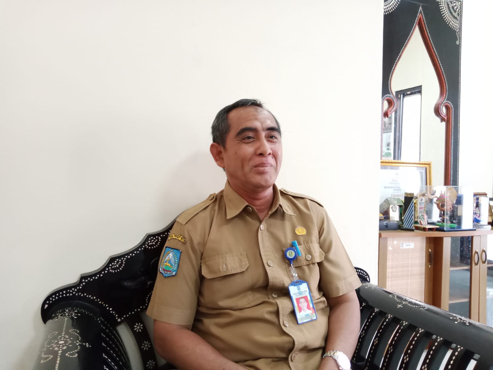 SAMBUT MOTOGP: Kepala Dinas Koperasi dan UKM NTB Ahmad Masyhuri mengaku siapkan lima titik berjualan UKM saat pelaksanaan MotoGP di Sirkuit Pertamina Mandalika, Kabupaten Lombok Tengah, Selasa (11/1/2022). (Dok. Lombok Post)