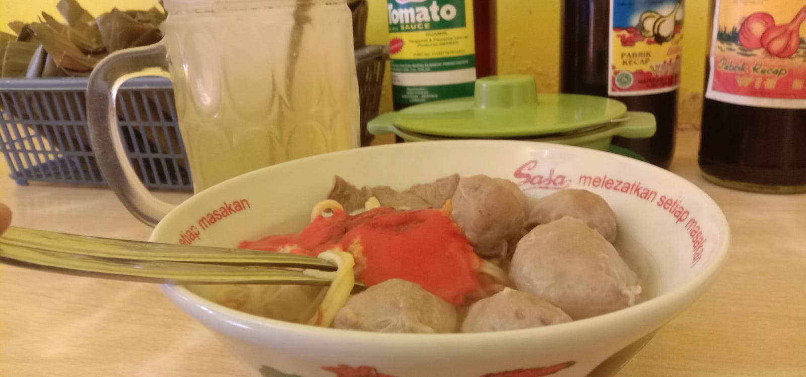 GURIH DAN NIKMAT: Inilah tampilan seporsi Bakso Pak Bawok Majeluk, Kota Mataram, Kamis (20/1/2022). (Dewi/Lombok Post)