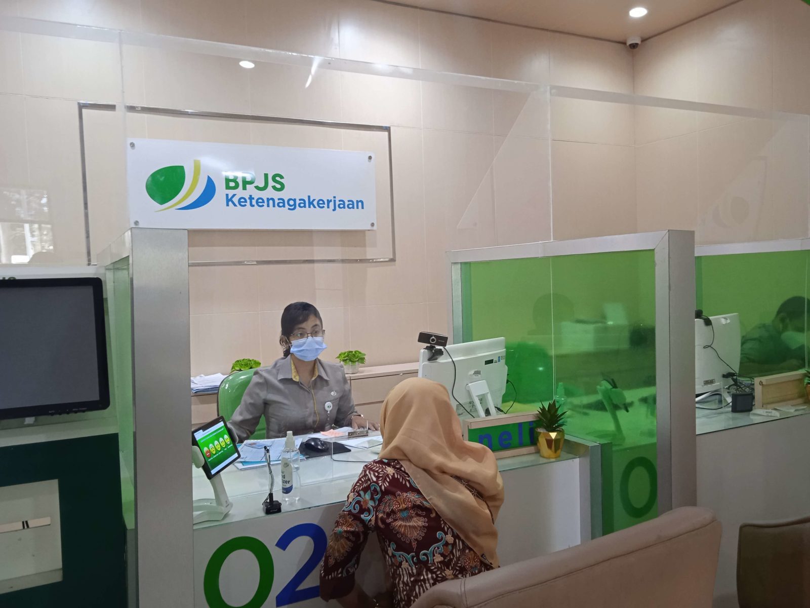 LAYANI PEKERJA: Petugas di kantor BPJS Ketenagakerjaan melayani kebutuhan pekerja terkait layanan BPJamsostek, November lalu. (EKA/LOMBOK POST)