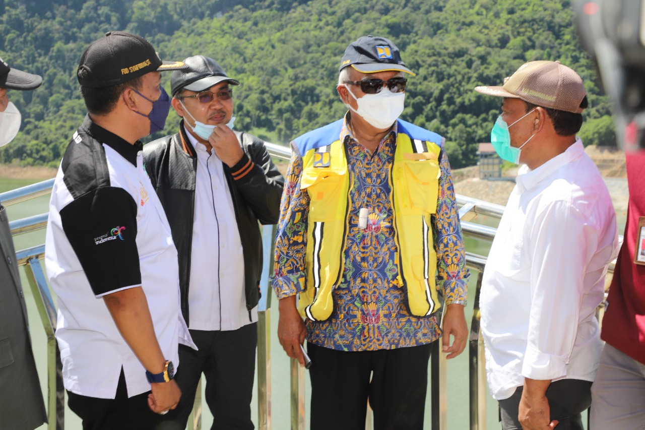 CEK BENDUNGAN: Menteri PUPR Basuki Hadimuljono didampingi Dirjen SDA Jarot Widyoko berbincang dengan Bupati KSB HW. Musyafirin dan Wabup KSB Fud Syaifuddin saat mengecek kondisi bendungan Bintang Bano sebelum diresmikan Presiden Joko Widodo, kemarin (12/1