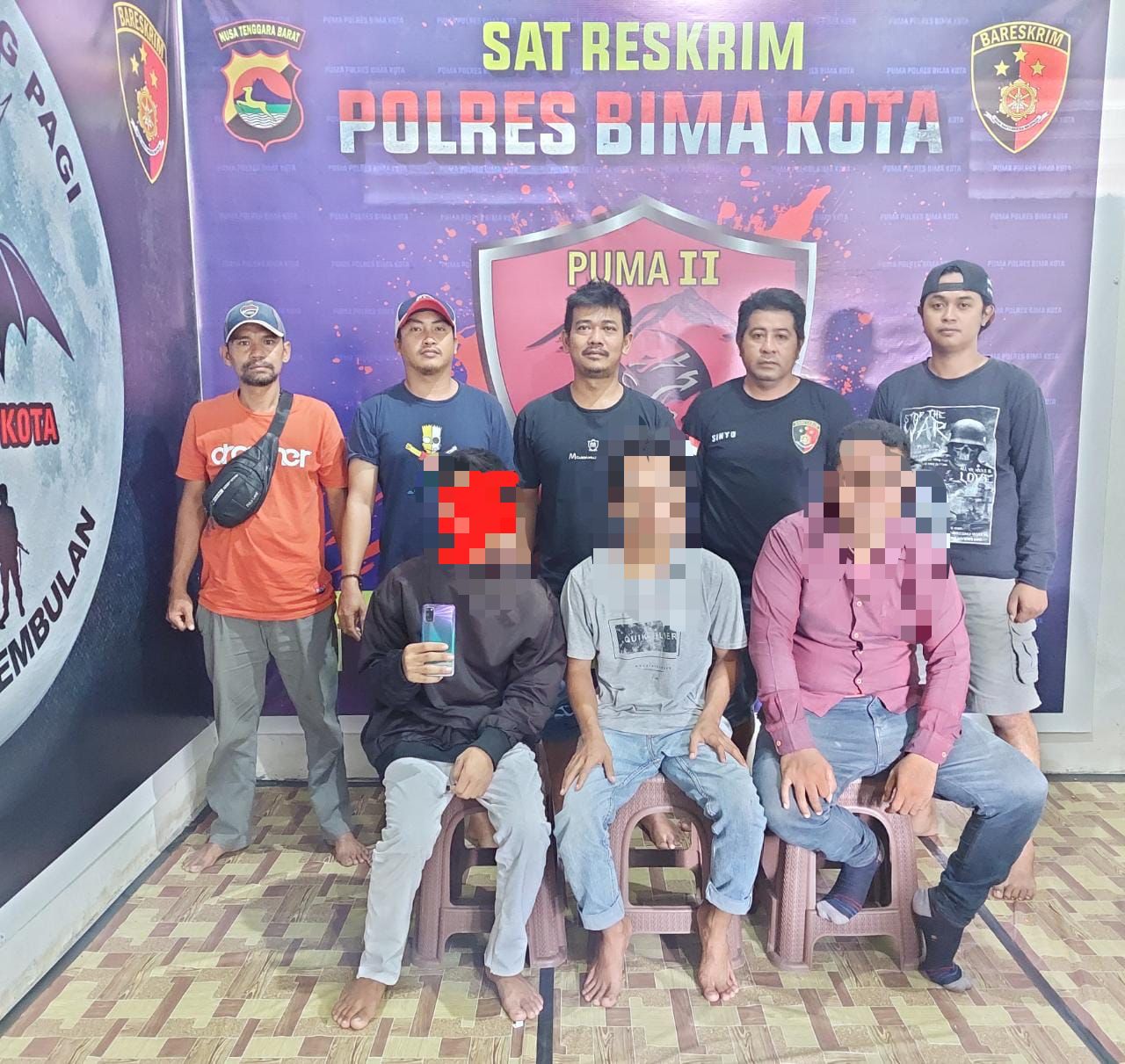 DIAMANKAN: Dua pelaku pencurian AM dan SU serta penadah AS diamankan di Polres Bima Kota, kemarin (20/1).(POLRES BIMA KOTA FOR RADAR TAMBORA/LPG)
