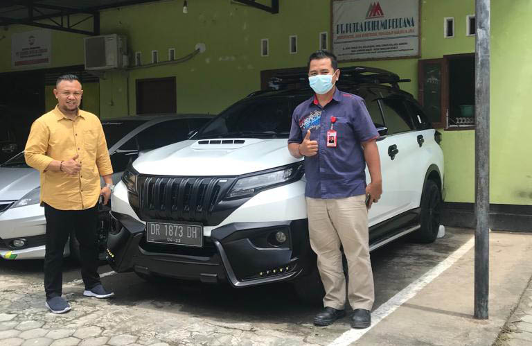 TAMPIL PRIMA: Haikal, seorang customer setia bersama Irvan Novi Kurniawan, kepala mekanik usai pengecatan kendaraan miliknya, di Bengkel Prima Auto Paint, Daihatsu Bertais. (EKA/LOMBOK POST)