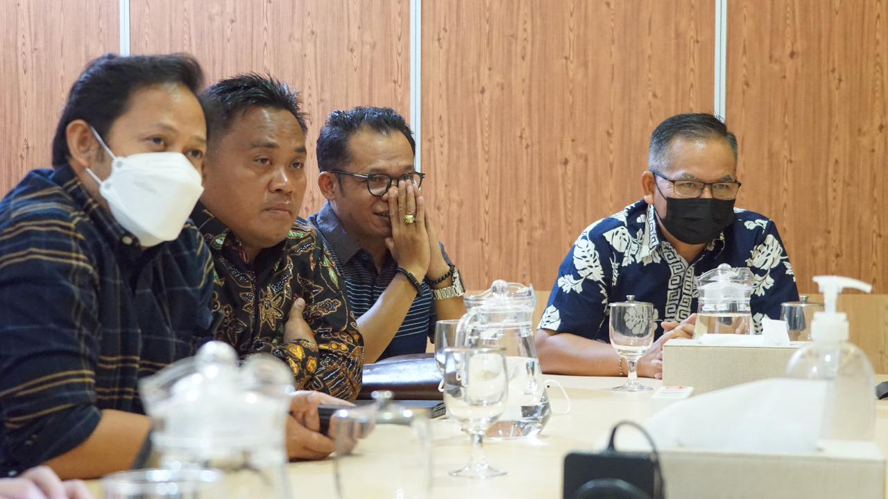 DAMPAK NYATA: Kepala Dinas Tenaga Kerja dan Transmigrasi NTB I Putu Gde Aryadi menghadiri pertemuan dengan Staf Khusus Menteri Tenaga Kerja Caswiyono Rusydie di kantor ITDC, Lombok Tengah, belum lama ini. (Ist/Lombok Post)