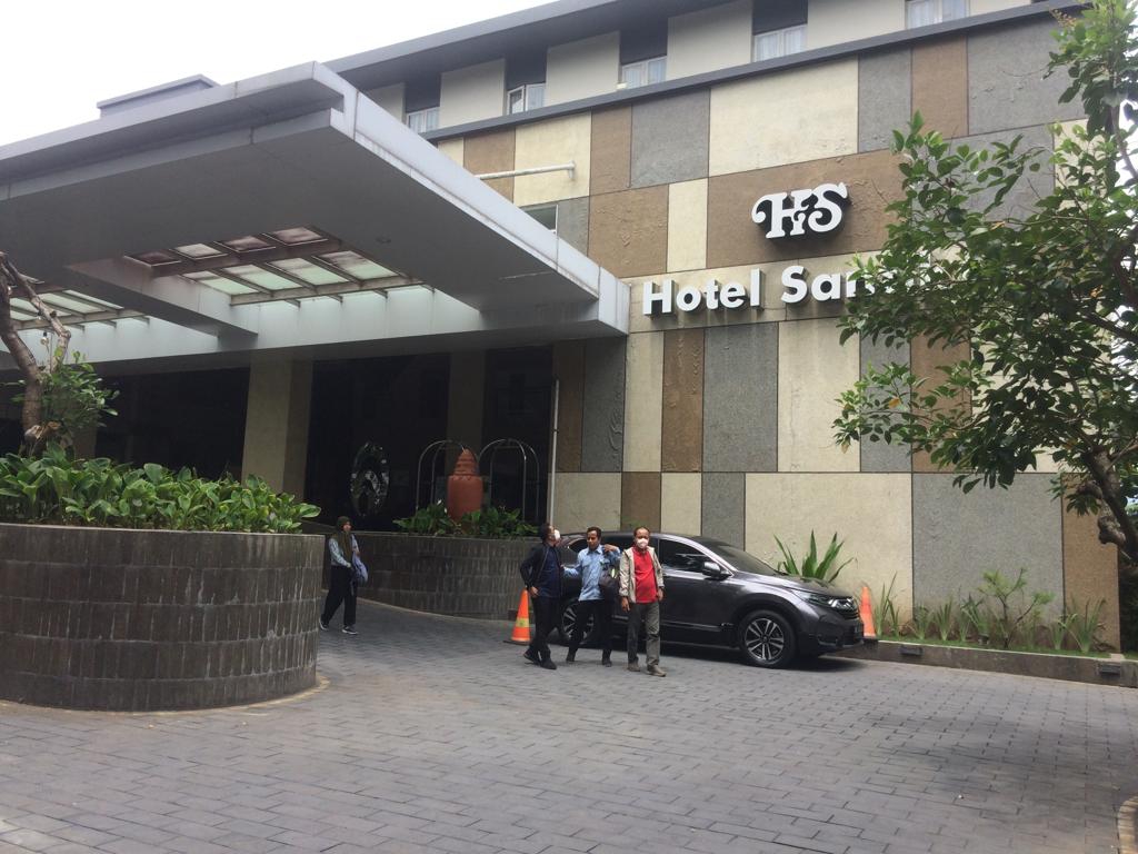 CHECK OUT: Sejumlah tamu keluar dari salah satu hotel di Kota Mataram. (EKA/LOMBOK POST)