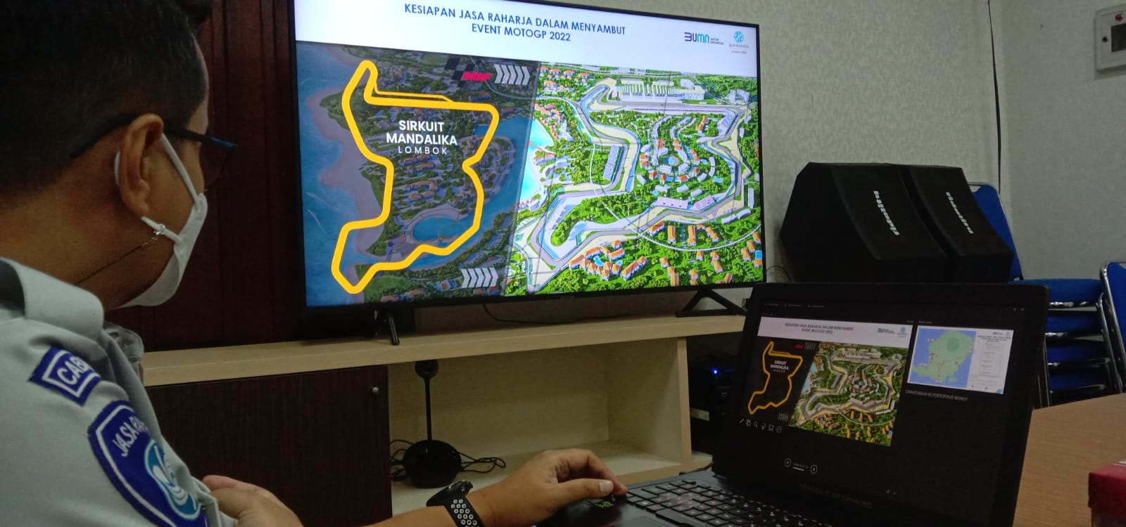 SAMBUT MOTOGP: Salah satu operator menunjukkan slide-slide kesiapan PT Jasa Raharja dalam menyambut perhelatan MotoGP di Sirkuit Pertamina Mandalika bulan Maret mendatang, Rabu (19/1/2022). (Dewi/Lombok Post)