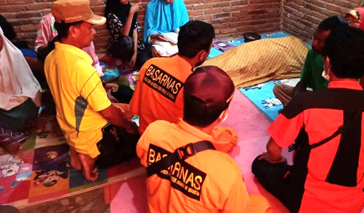 AKHIRNYA DITEMUKAN: Korban Wilda disemayamkan di rumah duka, Sabtu (15/1). (HUMAS SAR MATARAM)