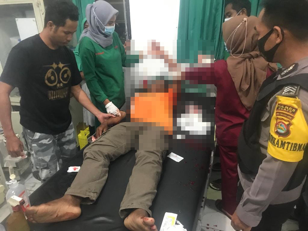 DIRAWAT: Korban Irawan saat dirawat di Puskesmas Dompu Timur, beberapa hari lalu. (POLRES DOMPU FOR LOMBOK POST)
