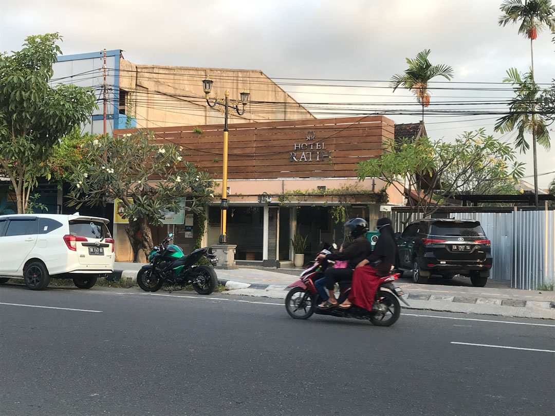 SIAP TERIMA TAMU: Sejumlah pengendara melintas di depan salah satu hotel melati, di Mataram, kemarin (17/1). (EKA/LOMBOK POST )