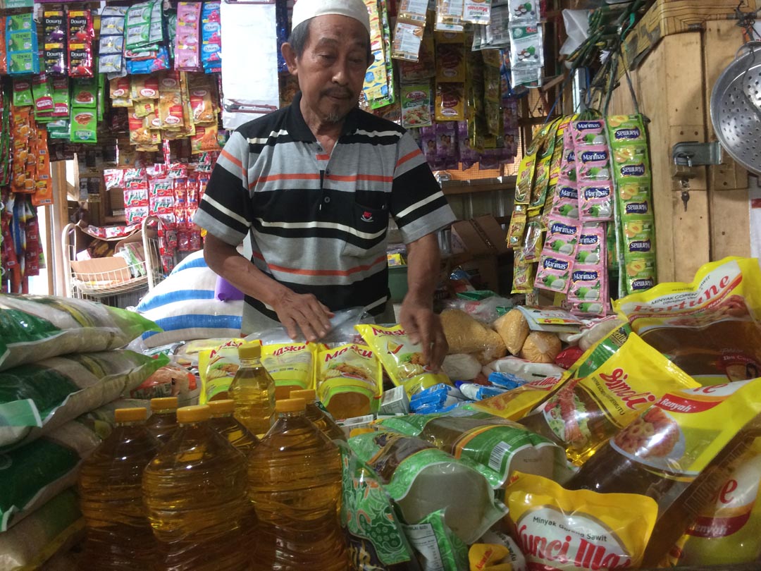 MASIH MAHAL: Salah satu pedagang minyak goreng di Pasar Kebon Roek menanti pembeli, beberapa waktu lalu. (DOK/LOMBOK POST)