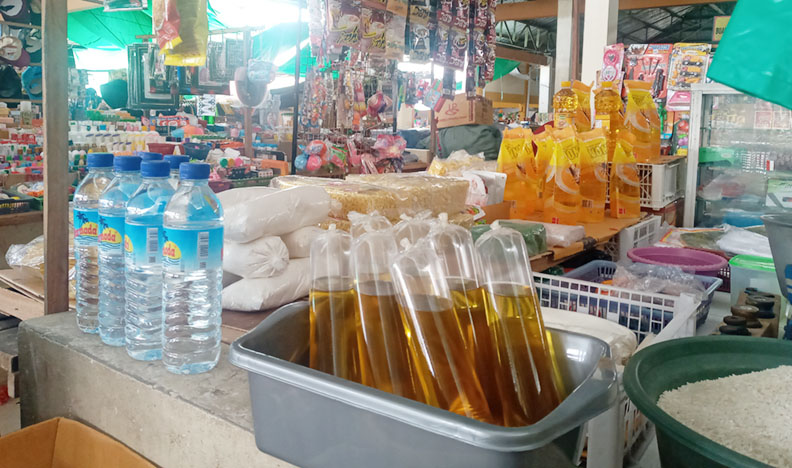 MASIH MAHAL: Minyak goreng curah yang dijual salah seorang pedagang di Pasar Mandalika, Mataram. (Rojai/Lombok Post)