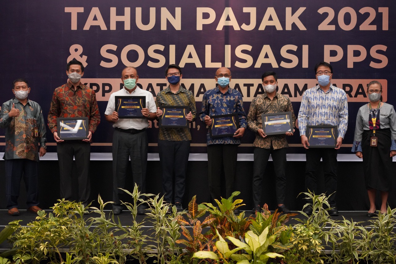 APRESIASI: Para wajib pajak usai menerima penghargaan dari KPP Mataram Barat di Kanwil DJP Nusa Tenggara. (EKA/LOMBOK POST)