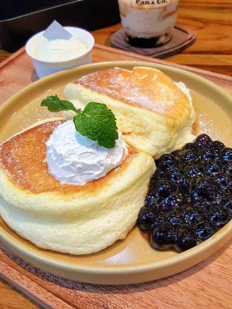 LEMBUT DAN NIKMAT: Inilah tampilan pancake yang sangat lembut dan khas dari Jepang yang hadir di Pan & Co. di Lombok Epicentrum Mall, Kamis (13/1/2022). (Dewi/Lombok Post)