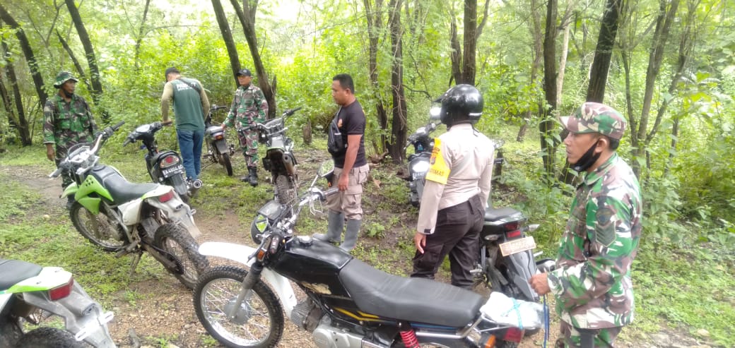 PATROLI:  Tim gabungan dari Polsek Moyohulu, KPH Batu Lanteh, dan Koramil 08-1607 Moyohulu melakukan patroli di kawasan hutan negara Lenang Kubung, Desa Kubung, Kecamatan Moyohulu, Sumbawa, Sabtu (15/1). (POLSEK Moyohulu FOR Lombok Post)