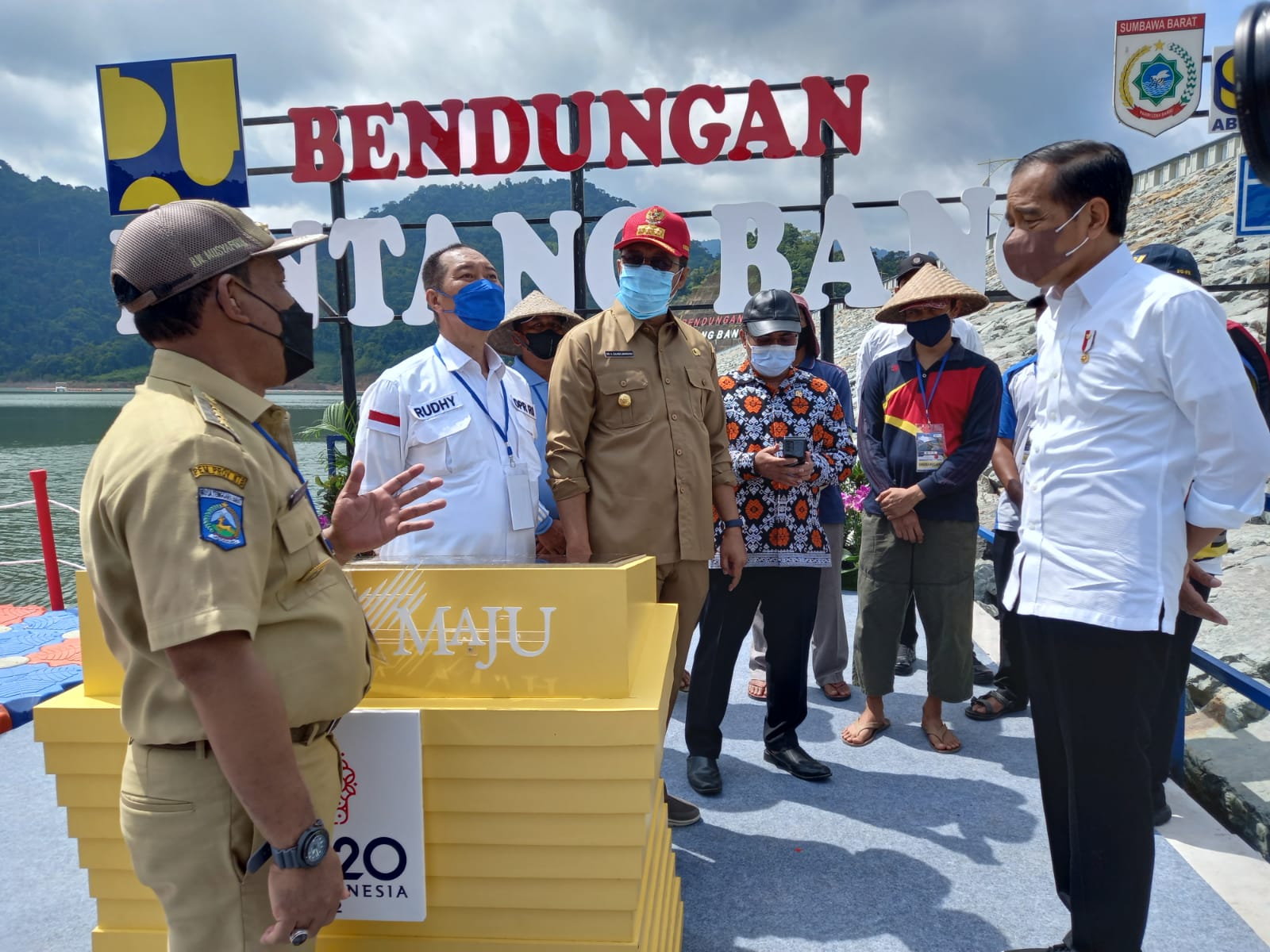 Bupati Sumbawa Barat HW Musyafirin (kiri) berbincang dengan Presiden Jokowi di sela peresmian Bendungan Bintang Bano, Jumat (14/1). (Istimewa)