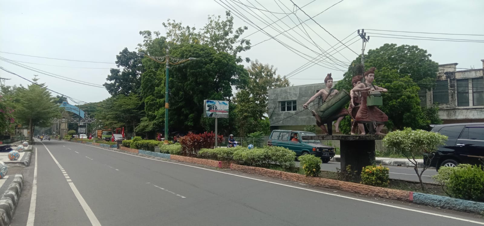 RAGAM DESTINASI: Inilah suasana Taman Udayana di Kota Mataram yang nyaman dan teduh, Senin (17/1/2022). (Dewi/Lombok Post)