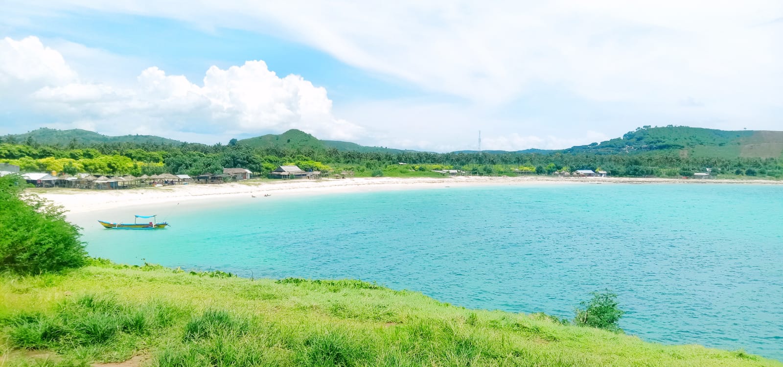 LIBURAN YUK: Inilah pemandangan Pantai Tanjung Aan Lombok yang sangat indah dan mempesona dari atas bukit, di Kabupaten Lombok Tengah, NTB, Sabtu (22/1/2022). Kawasan ini dipercaya sebagai tempat asal Puteri Mandalika, cerita legenda yang populer di masya