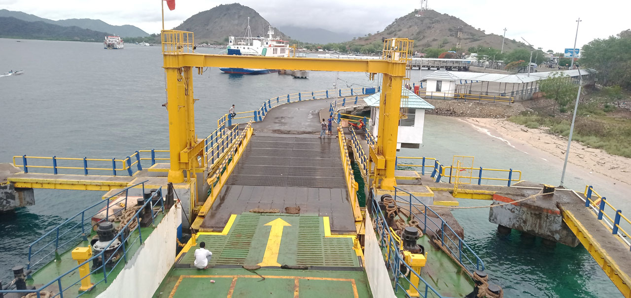 BERSANDAR: Kapal feri saat tiba di Pelabuhan Poto Tano, KSB, November 2021.