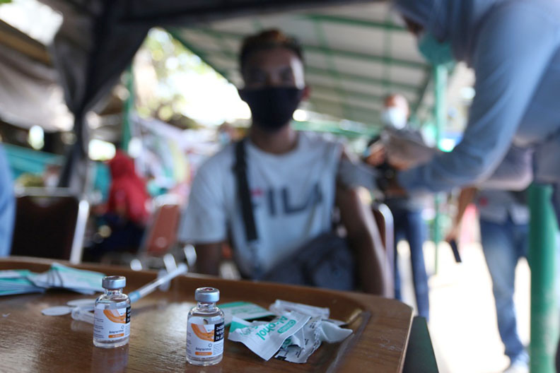 Seorang warga melakukan vaksinasi Covid-19 untuk dosis kedua beberapa waktu lalu. Untuk booster, sejumlah ahli menyarankan menggunakan vaksin Pfizer atau Moderna. (Dok/Lombok Post)