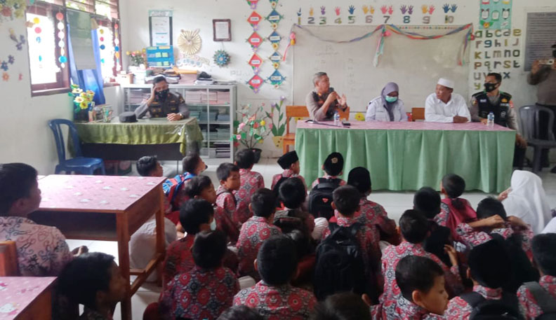 SOSIALISASI: Kapolres Bima AKBP Heru Sasongko saat menyosialisasikan vaksinasi anak di SDN Panda, Bima, beberapa hari lalu. (IST/Lombok Post)