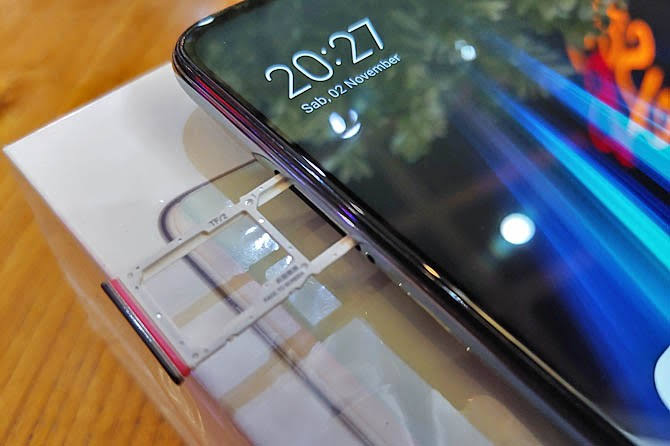 ILUSTRASI. Slot SIM Card fisik. (RianAlfianto/JawaPos.com)