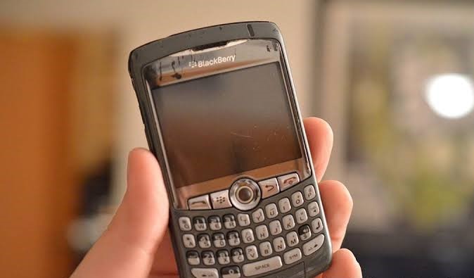 Ilustrasi: Ponsel BlackBerry yang pernah sangat terkenal akhirnya disuntik mati. (TheVerge)