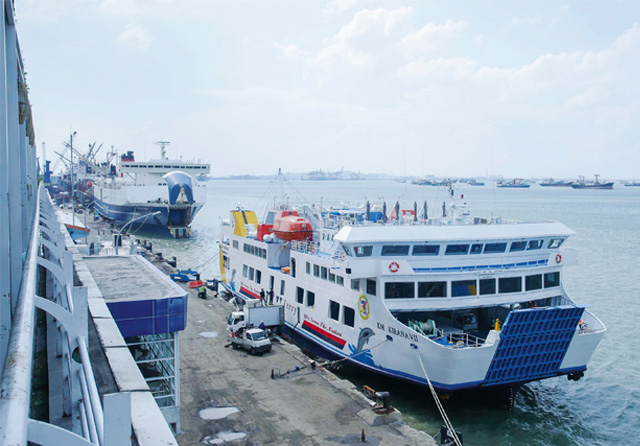 SURABAYA-LOMBOK: KM Kirana VII bersandar di Pelabuhan Tanjung Perak setelah melakukan pelayaran perdana dari Lombok, Jumat (7/1). (Alfian Rizal/Jawa Pos)